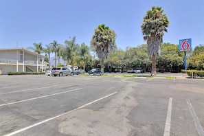 Free self parking - Motel 6 Goleta, CA - Santa Barbara (Goleta)