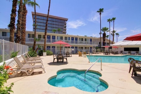 Una piscina al aire libre. Motel 6 Old town Scottsdale/Fashion Square