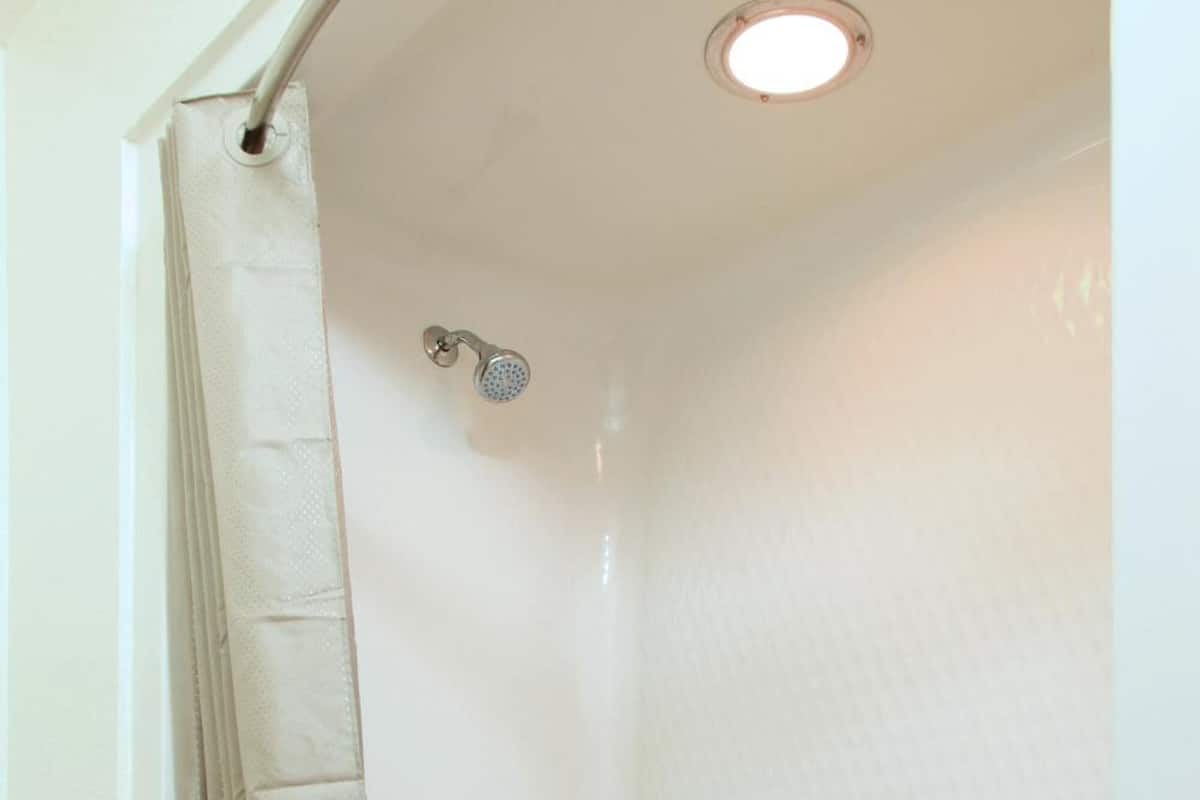 Combined shower/tub, towels, soap, shampoo