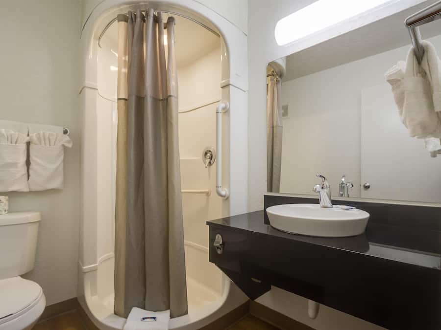 Combined shower/bathtub, towels, toilet paper
