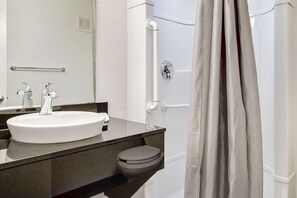 Shower, towels, toilet paper - Motel 6 Eugene, OR - South Springfield (Eugene)
