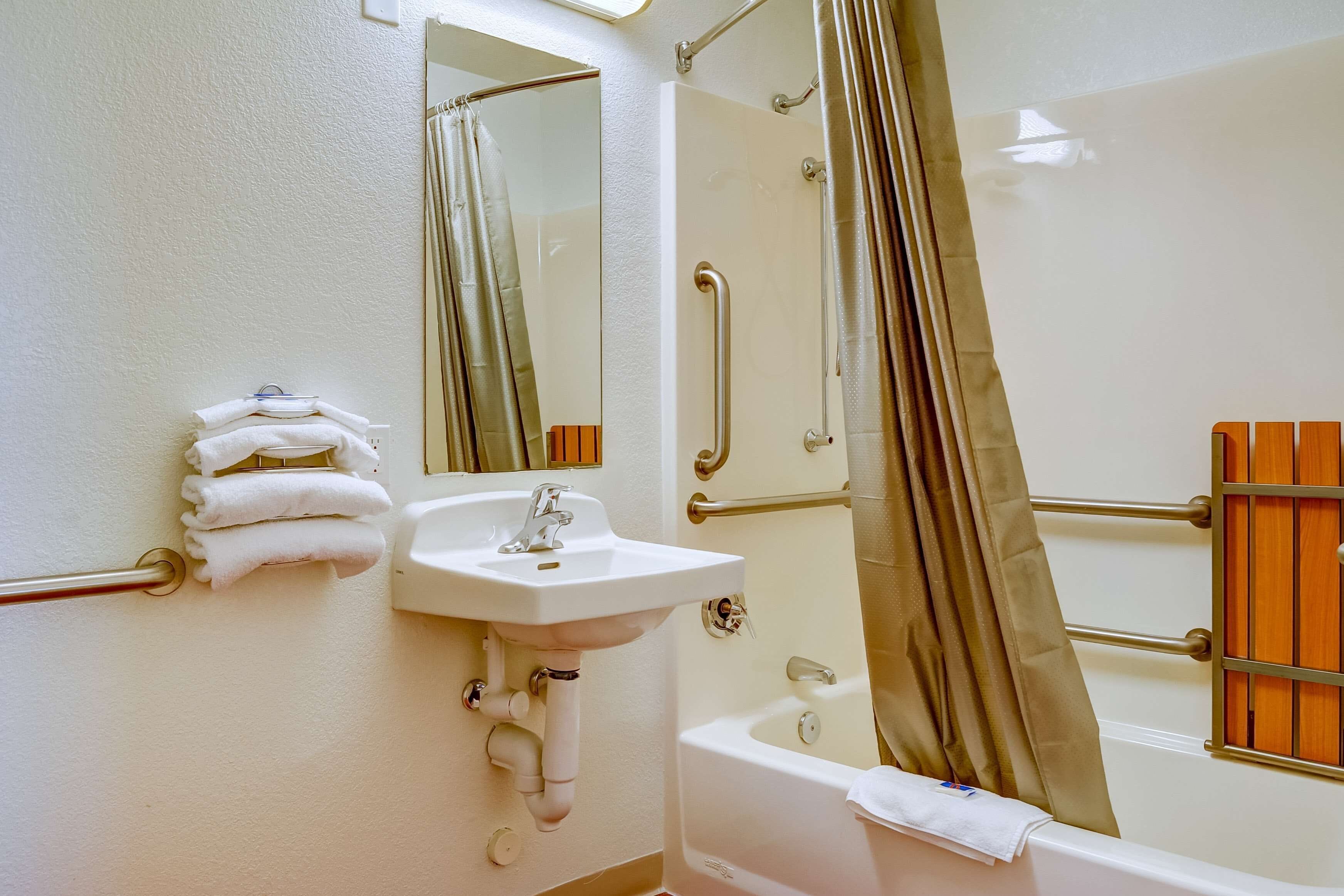 Shower, handuk,  dan tisu toilet