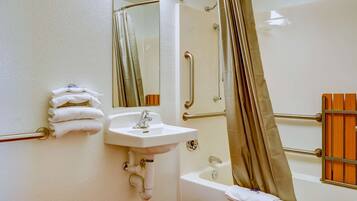Shower, handuk, dan tisu toilet