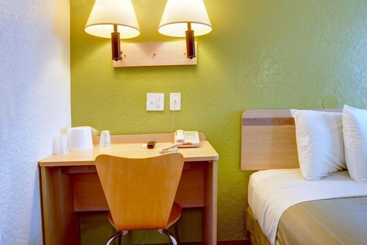 WiFi (free), bed sheets