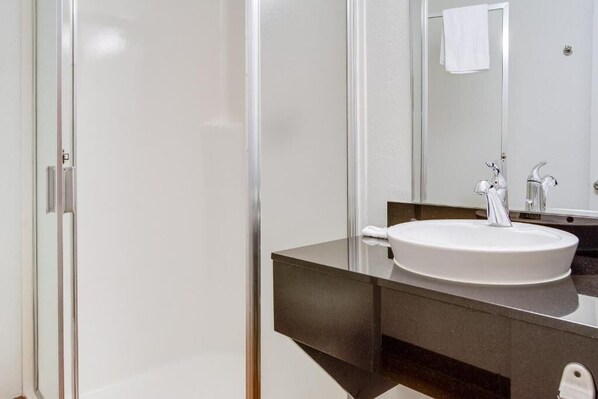 Secadora de cabello, toallas, papel de baño 