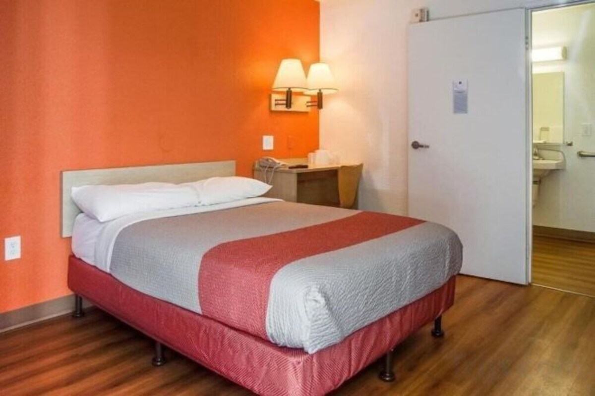 Guest Room with 1 Full Bed, Mobility Accessible Tub-Non-Smoking