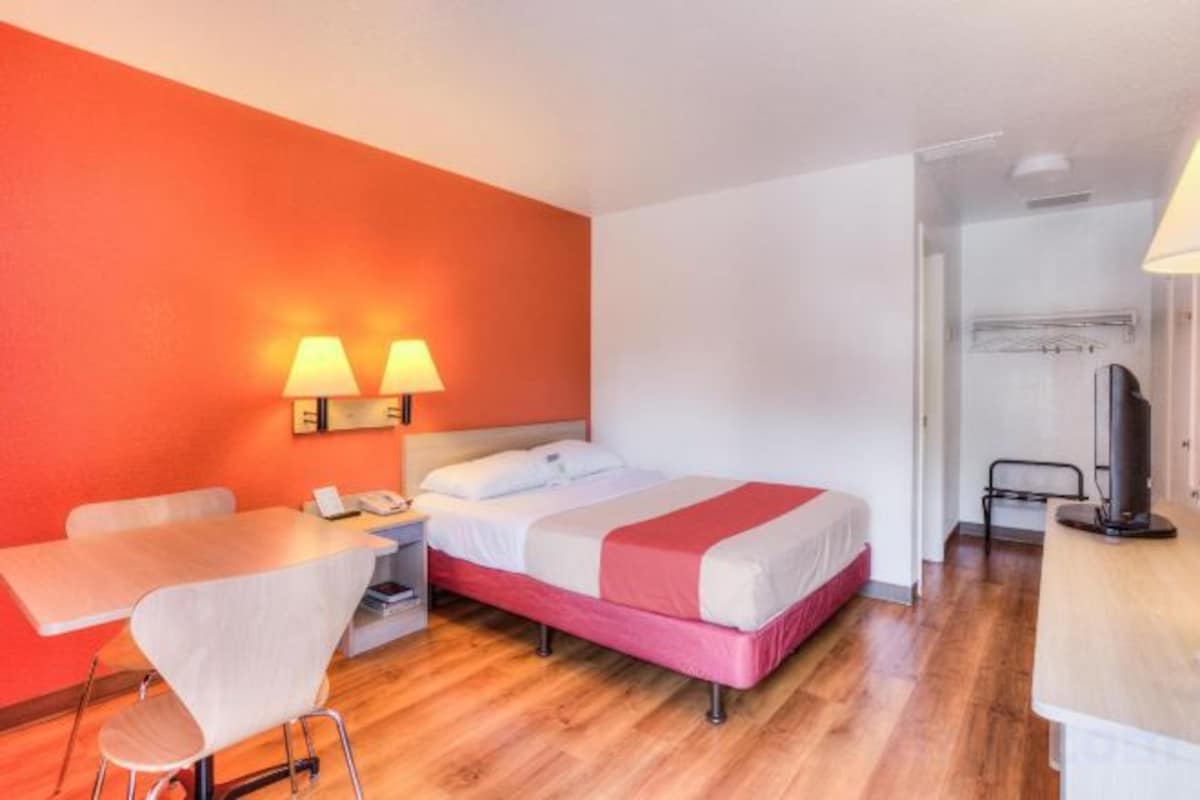 Guest Room With 1 Full Bed And Tub-Accessible