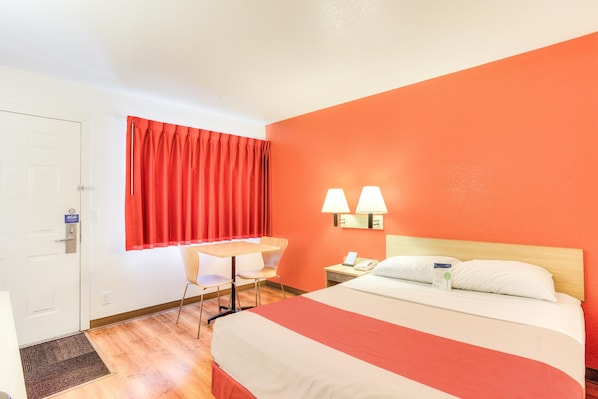 Free WiFi, bed sheets - Motel 6 Tigard, OR - Portland South - Lake Oswego (Lake Oswego)