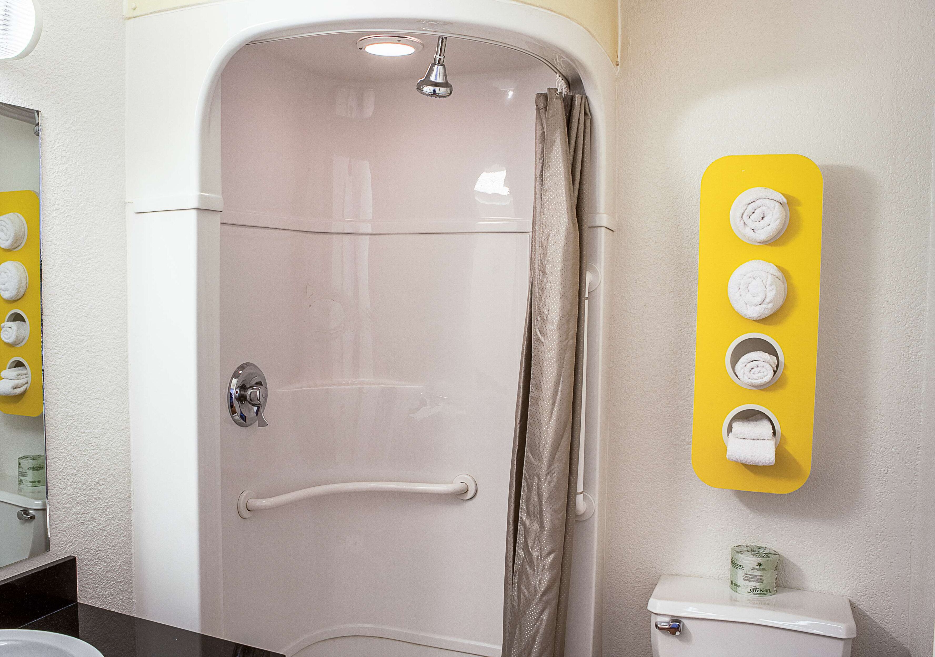 Combined shower/bathtub, hydromassage showerhead, towels