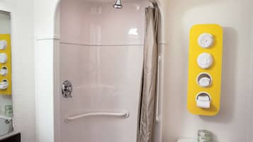 Ensemble douche/baignoire, douche hydromassante, serviettes fournies