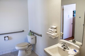 Combined shower/tub, hydromassage showerhead, towels