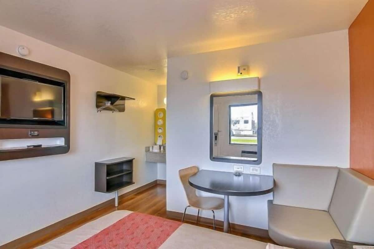 Blackout drapes, free WiFi, bed sheets