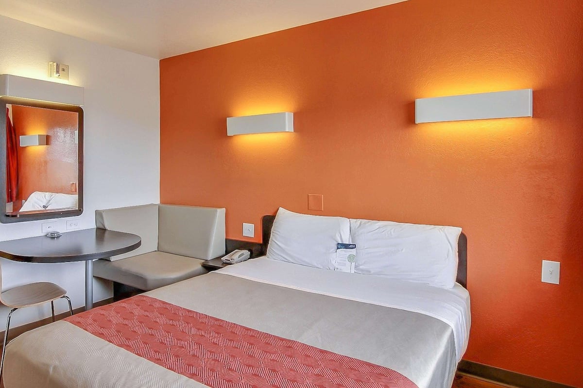 Blackout drapes, free WiFi, bed sheets