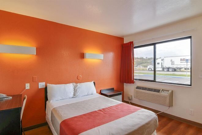 Blackout drapes, free WiFi, bed sheets