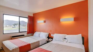 Cortinas opacas, wifi gratis, ropa de cama