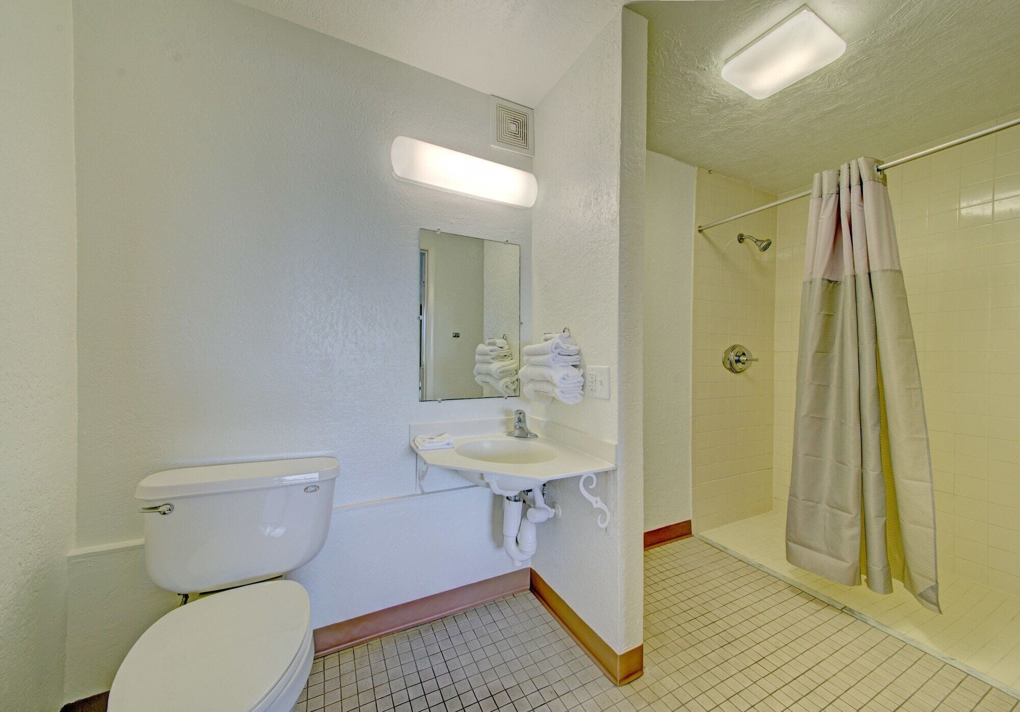 Combined shower/tub, towels, soap, toilet paper