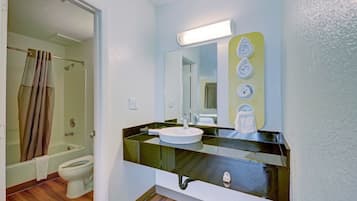 Combined shower/tub, towels, soap, toilet paper