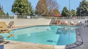 Una piscina al aire libre de temporada