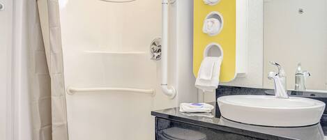 Douche, serviettes fournies, savon
