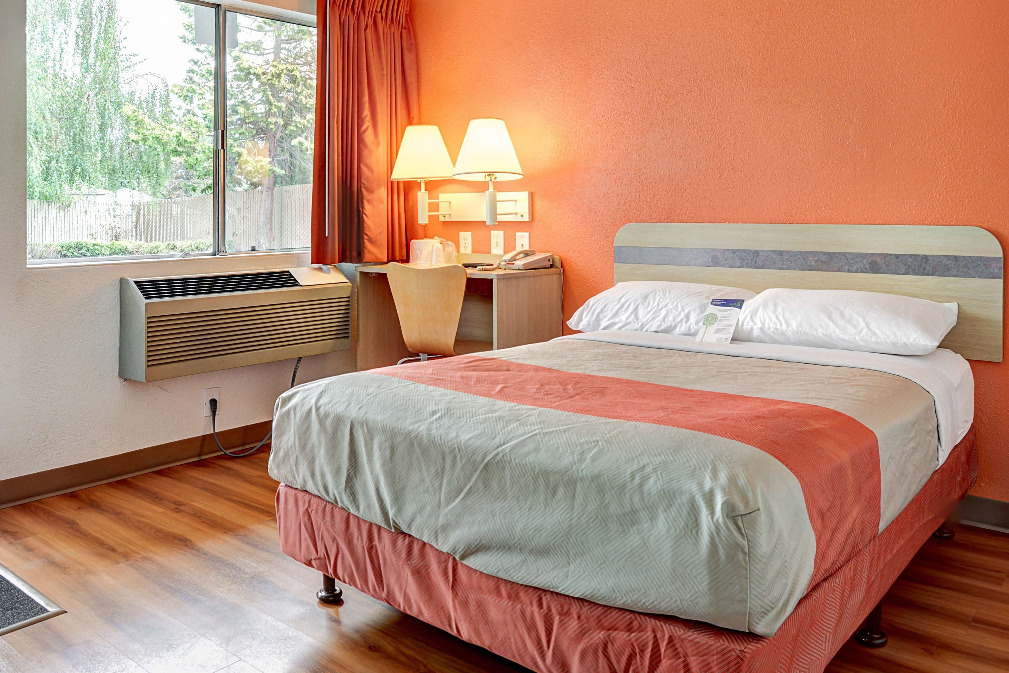 書桌、免費無線上網、床單