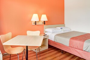 Escritorio, wifi gratis y ropa de cama 