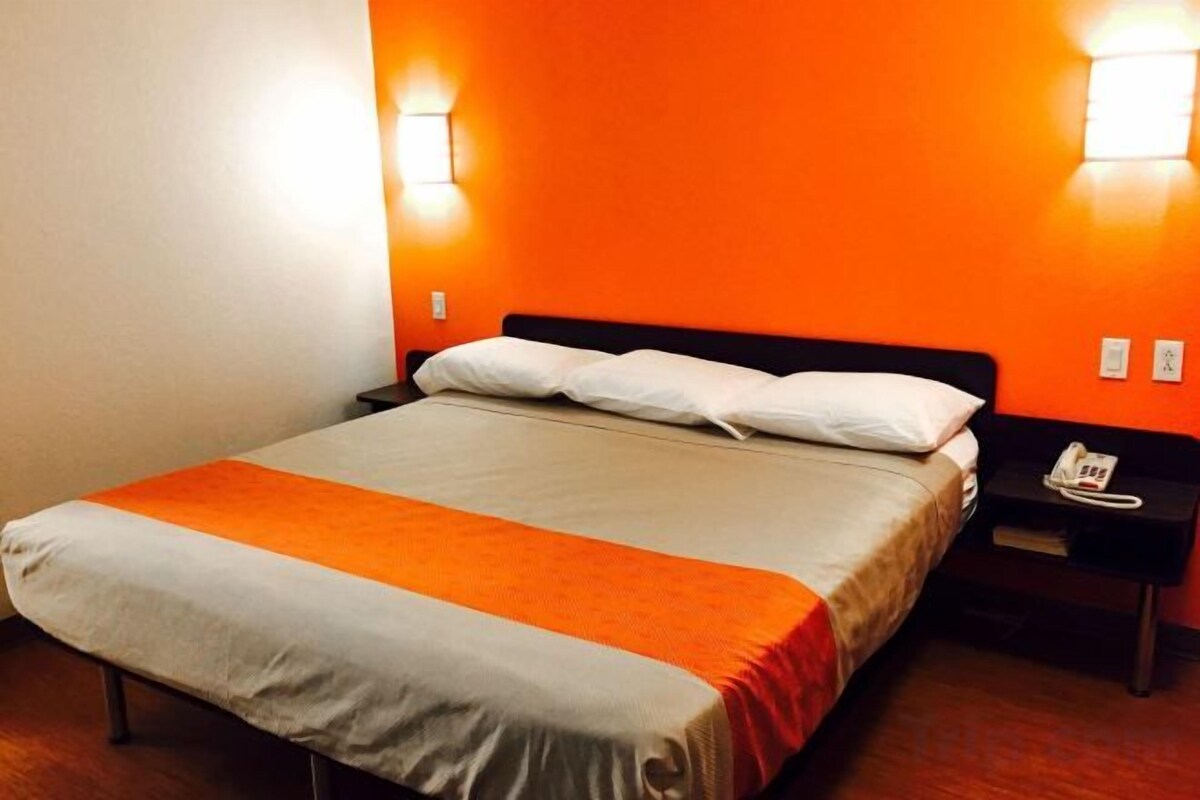 WiFi (free), bed sheets