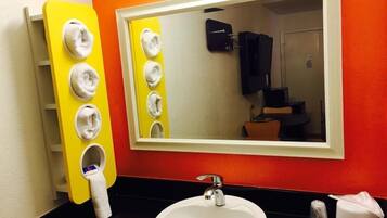 Een douche, handdoeken