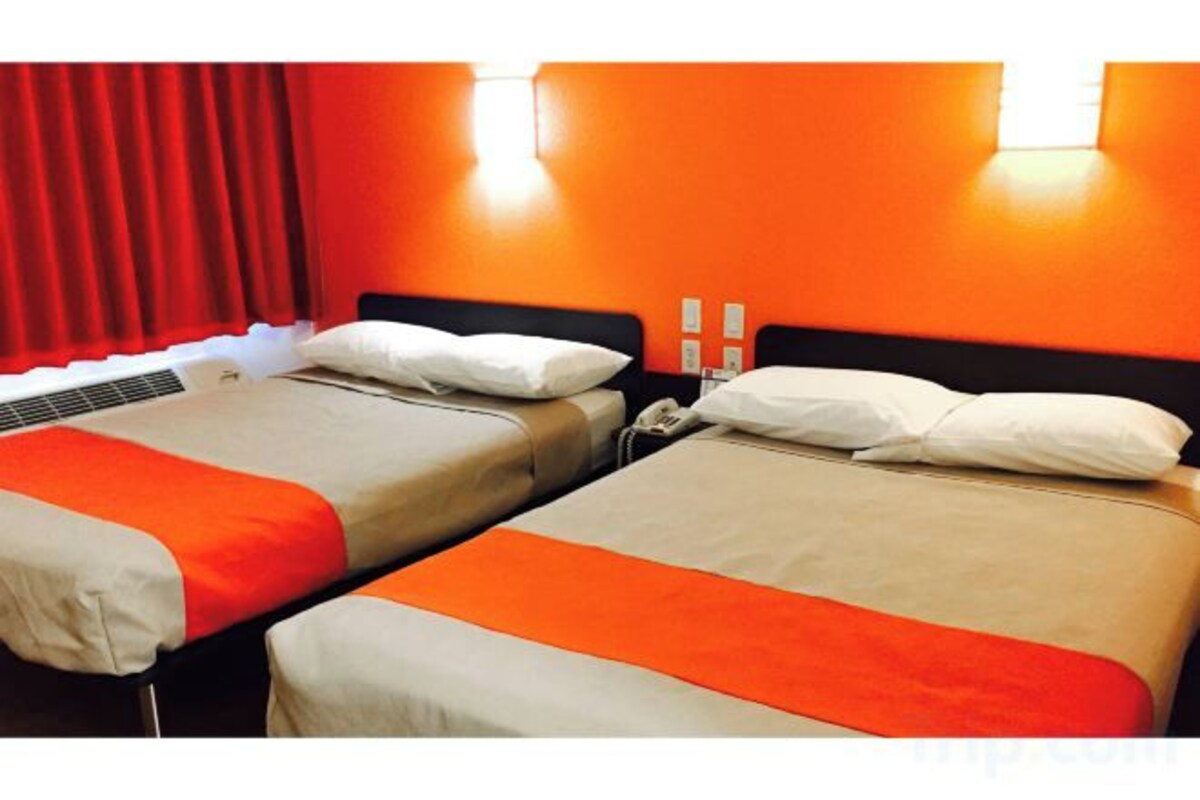 WiFi (free), bed sheets