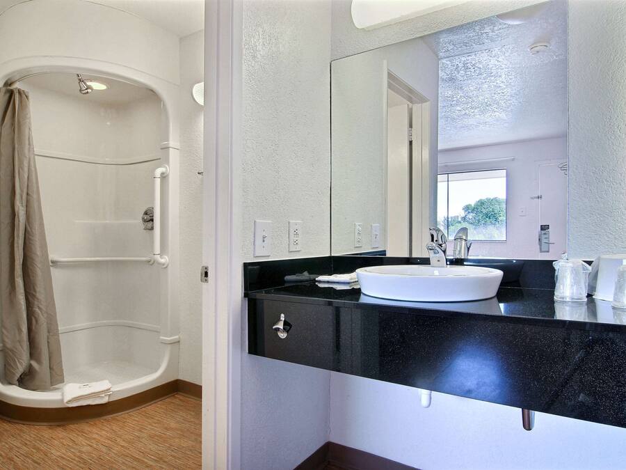 Combined shower/tub, towels