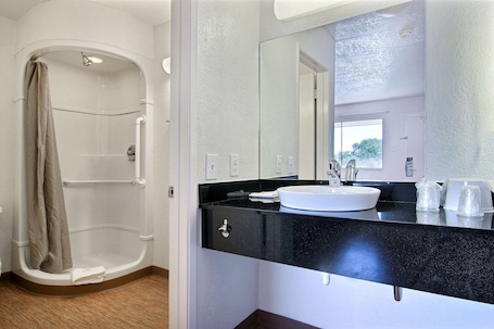 Combined shower/bathtub, towels. Motel 6 Abilene, TX