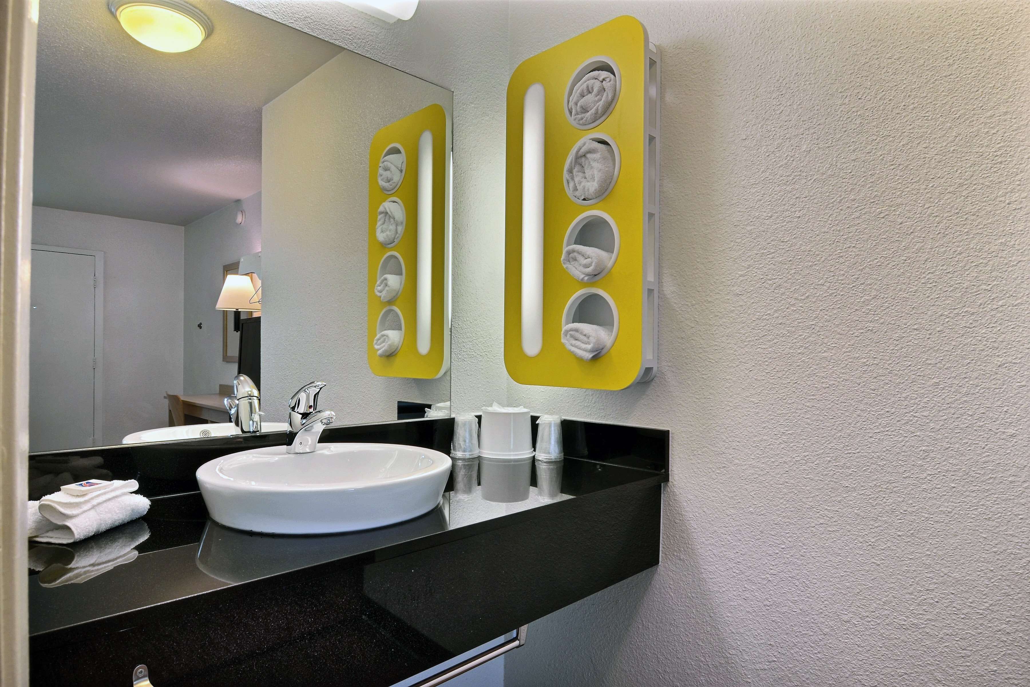 Combined shower/bathtub, towels