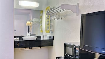 Combined shower/bathtub, towels