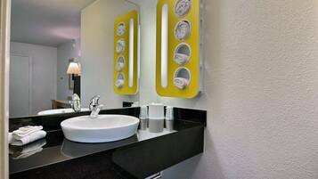 Combined shower/tub, towels