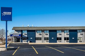 Exterior - Americas Best Value Inn East Peoria (East Peoria)