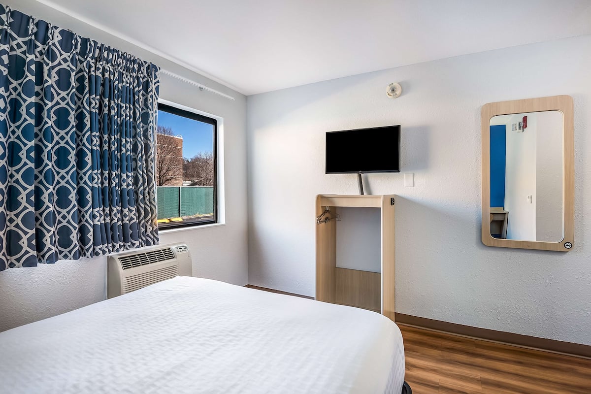 Room, 1 Double Bed, Non Smoking | Desk, free WiFi, bed sheets