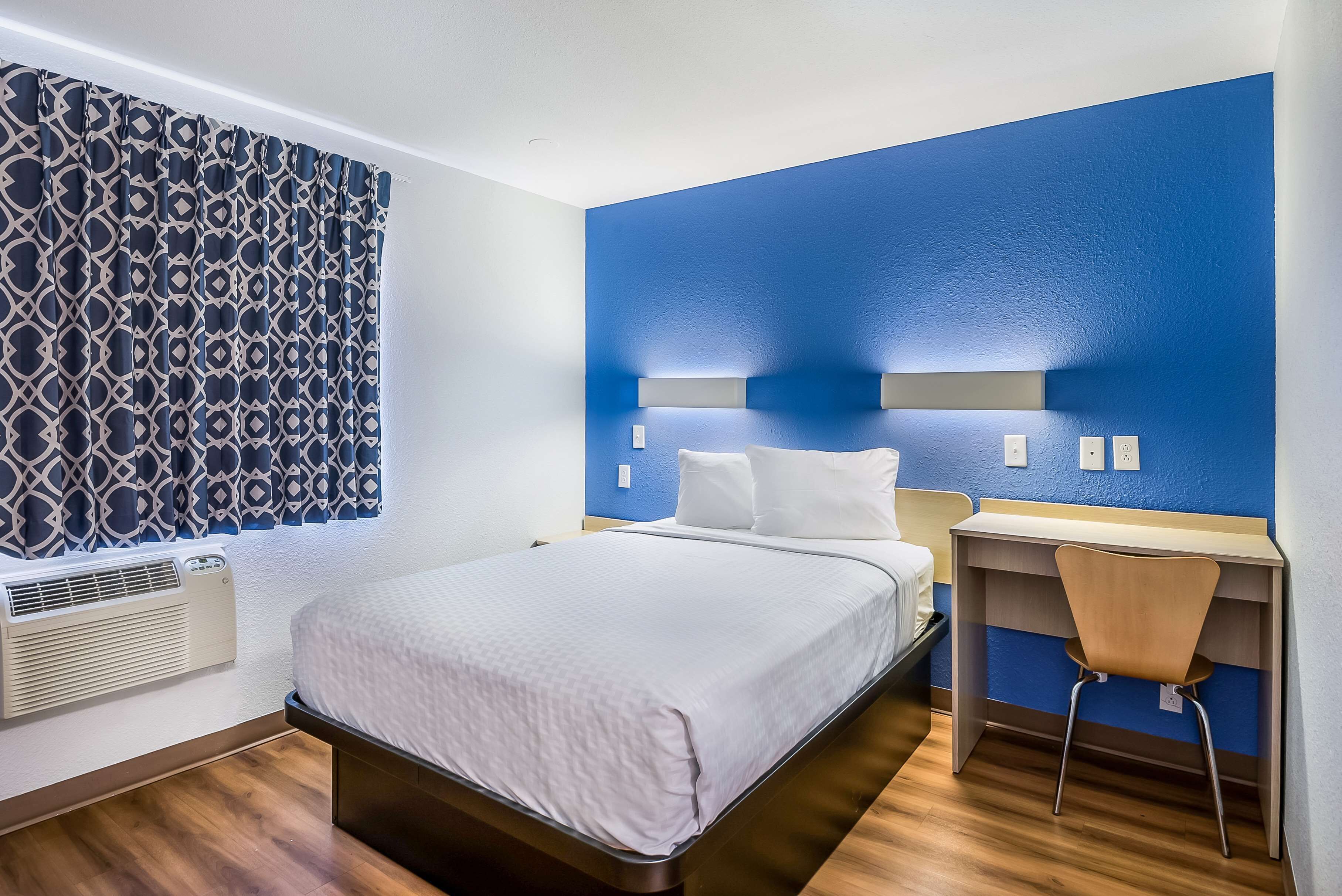 Escritorio, wifi gratis y ropa de cama 