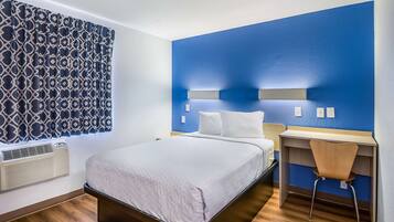 Escritorio, wifi gratis y ropa de cama