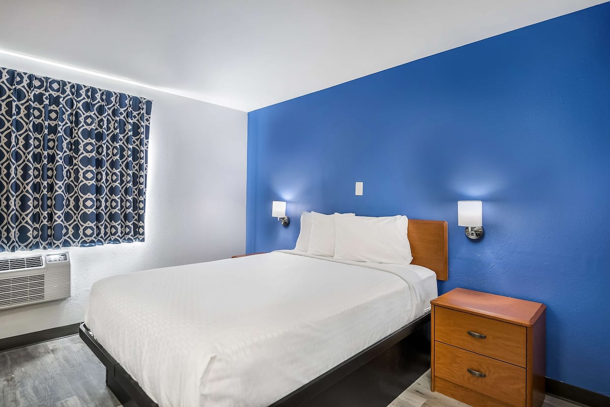 Room, 1 Queen Bed, Non Smoking | Desk, free WiFi, bed sheets
