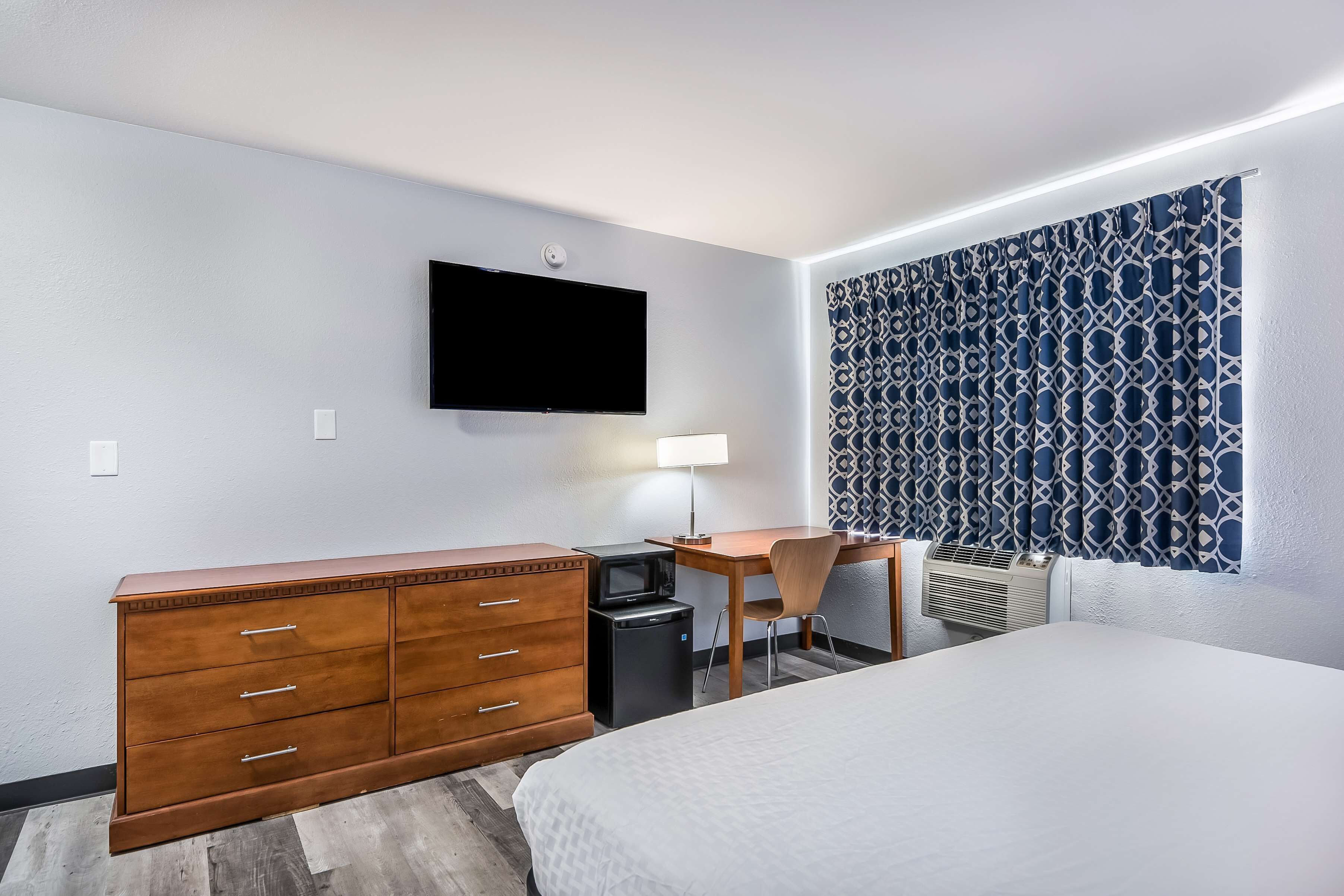 Quarto, 1 cama King, para não fumantes | Escrivaninha, Wi-Fi de cortesia, roupa de cama