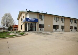 Exterior - Americas Best Value Inn East Peoria (East Peoria)