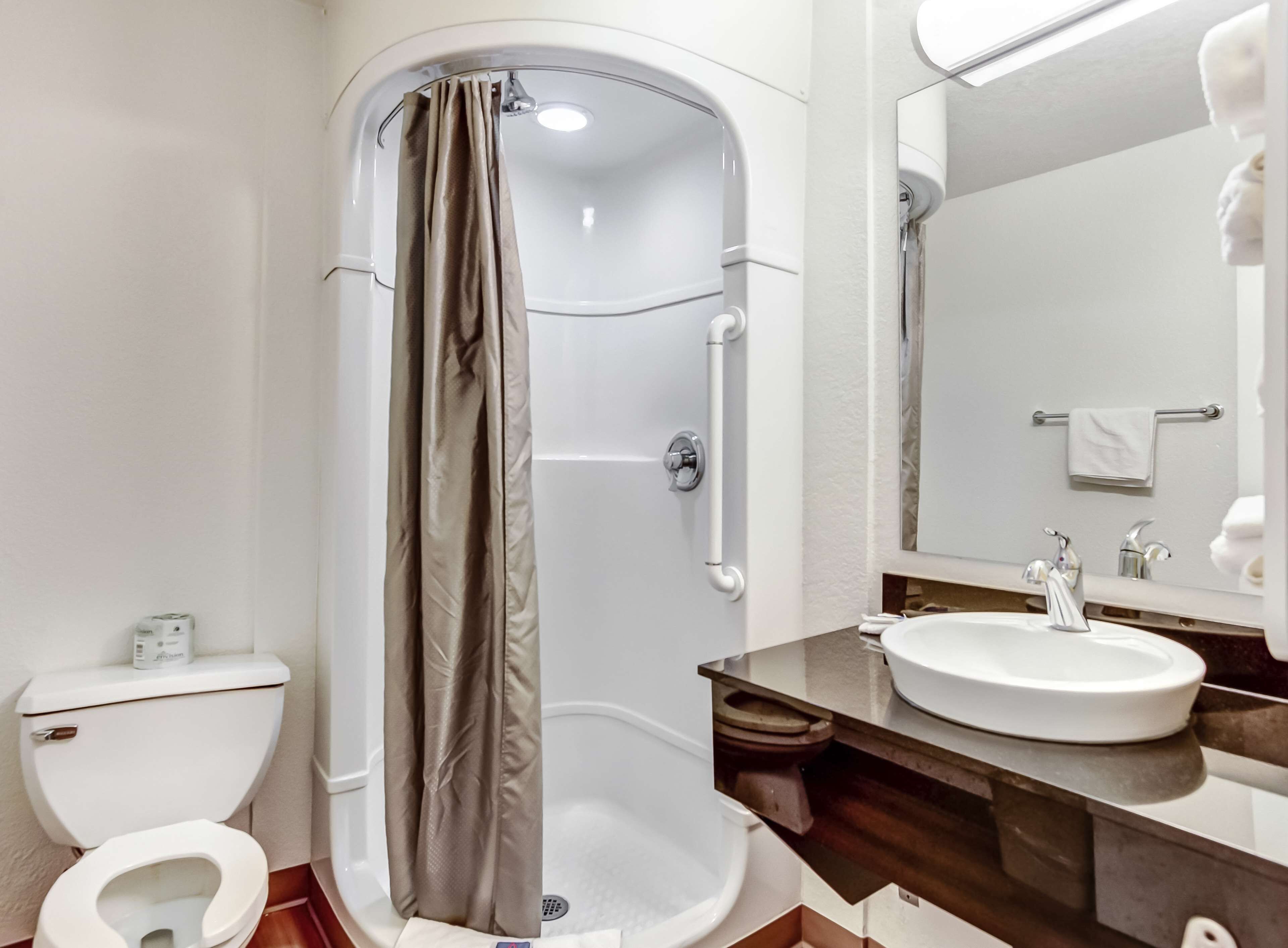 Combined shower/bathtub, towels