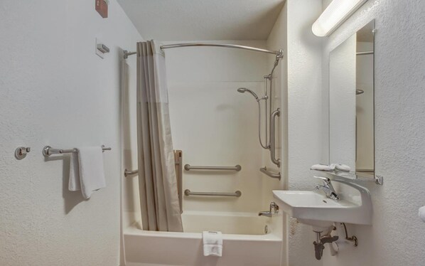 Tina con regadera y toallas