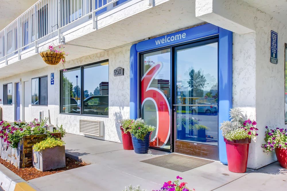 Motel 6 Medford, OR