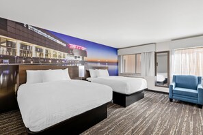 Premium bedding, down duvets, pillow-top beds, laptop workspace - Clarion Pointe Milwaukee Airport (Milwaukee)