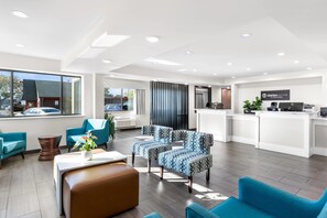 Lobby - Clarion Pointe Milwaukee Airport (Milwaukee)