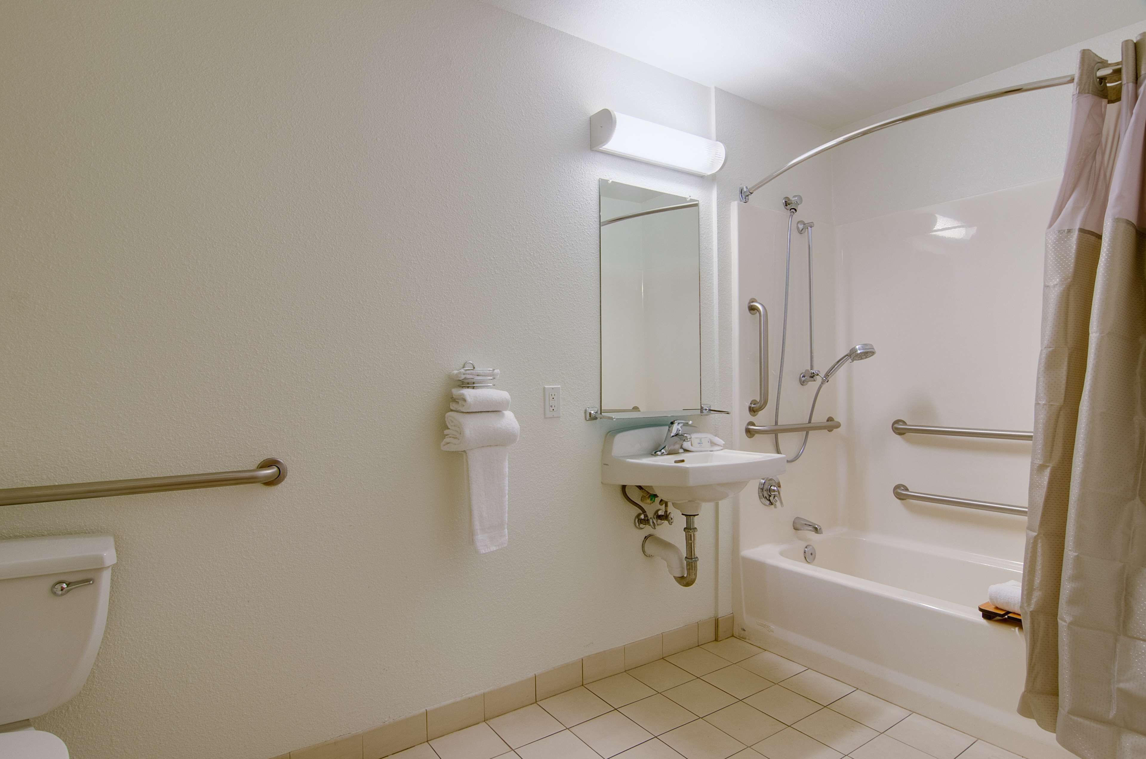 Combined shower/tub, towels, soap, shampoo