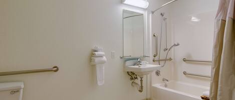 Un baño con inodoro, lavamanos y bañera.