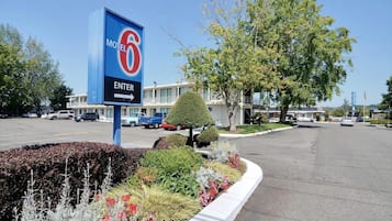 A motel sign with a clear entrance direction.
