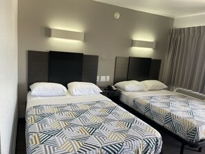 Työpöytä, ilmainen Wi-Fi, vuodevaatteet