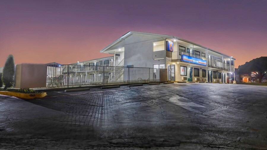 Motel 6 Denton, TX - UNT